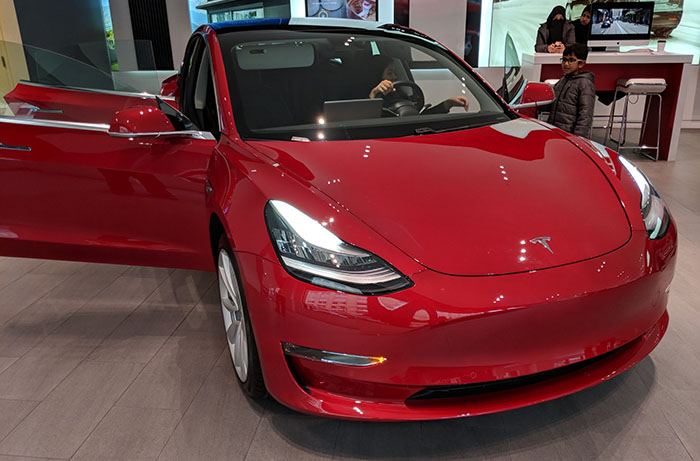 Первые владельцы Tesla Model 3 жалуются на проблемы качества